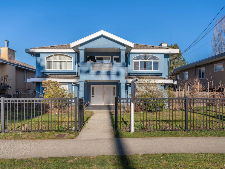 915 Sixth Street, New Westminster, BC, V3L 3C8