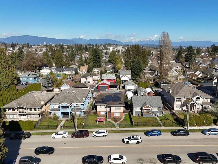 911 Sixth Street, New Westminster, BC, V3L 3C8 - 3