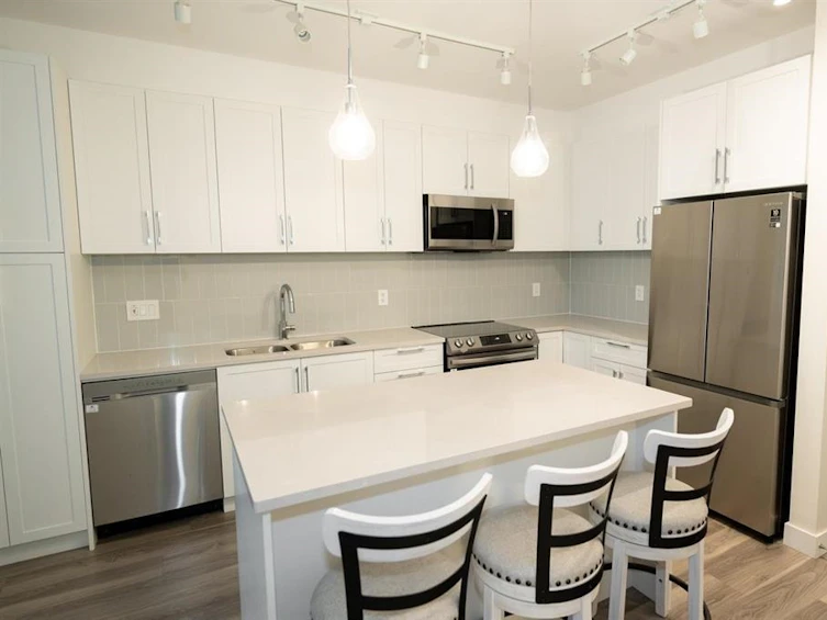 215-20356 72b, Langley, BC, V2Y 4J9 - 3