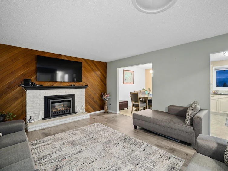 34929 High Drive, Abbotsford, BC, V2S 2X7 - 2