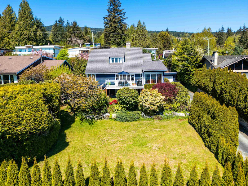 2115 Queens Avenue, West Vancouver BC V7V 2Y1