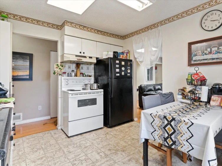6630-6632 Canada Way, Burnaby, BC, V5E 3P7 - 7