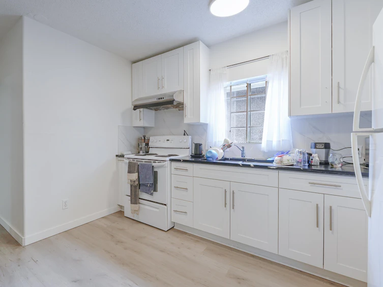 2087 E Pender Street, Vancouver, BC, V5L 1X1 - 2