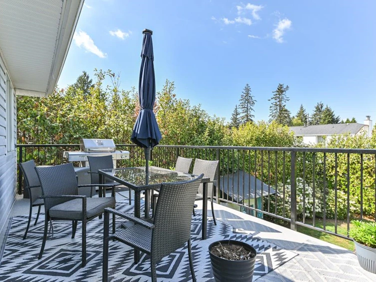 15561 91a Avenue, Surrey, BC, V3R 9X1 - 15