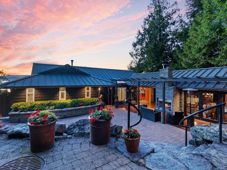 8735 Lawrence Way, West Vancouver, BC, V7W 2T7 - 8