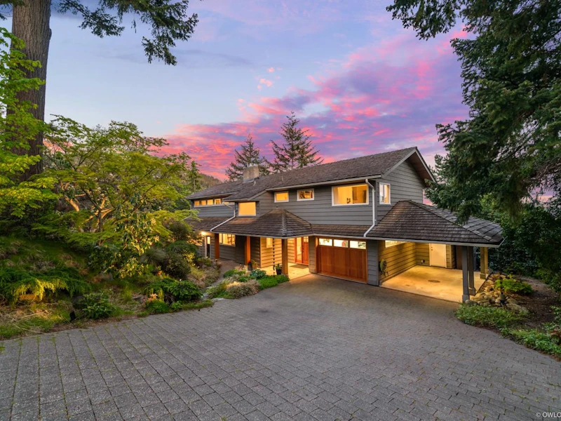6226 Summit Avenue, West Vancouver BC V7W 1Y2