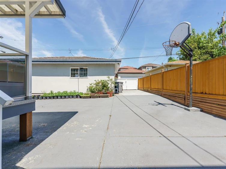 1033 East 39th Avenue, Vancouver, BC, V5W 1K9 - 12