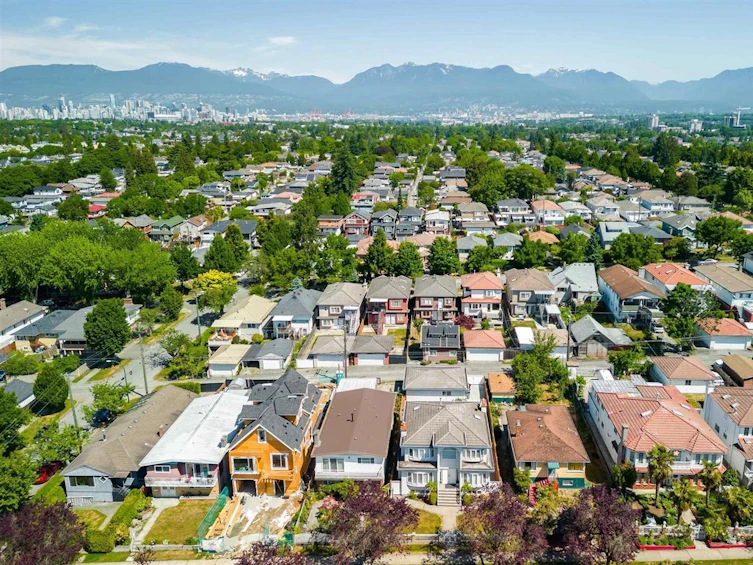 1033 East 39th Avenue, Vancouver, BC, V5W 1K9 - 39
