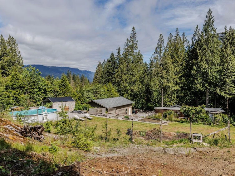 5751 Tillicum Bay Road, Sechelt, BC, V7Z 0C7 - 2