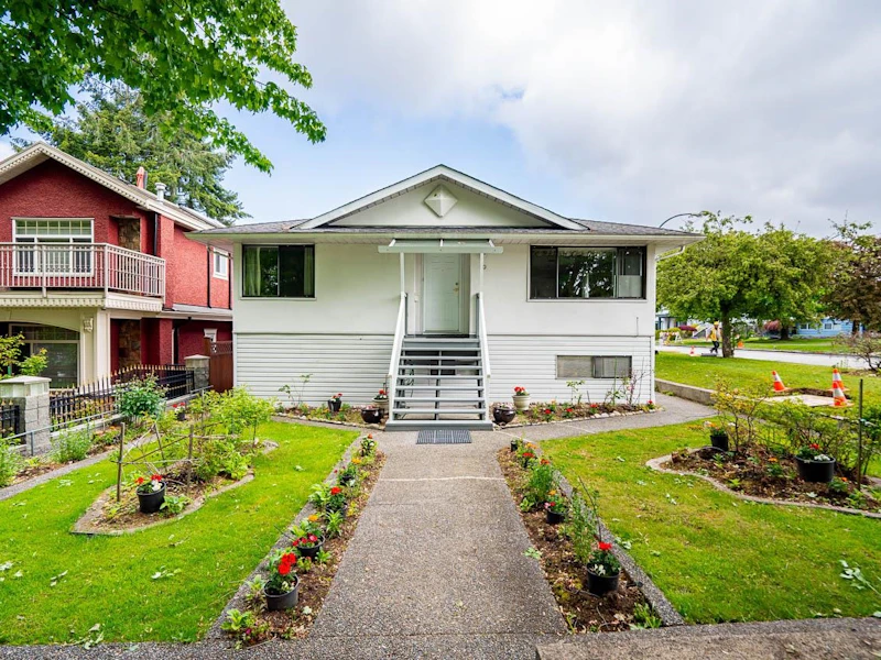10 Falaise Place, Vancouver BC V5M 4C2