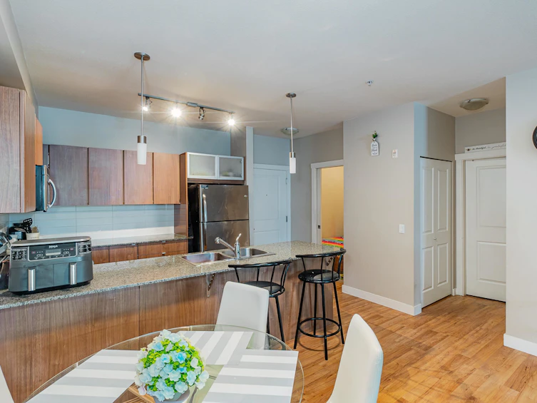 323-9655 King George, Surrey, BC, V3T 0C7 - 5