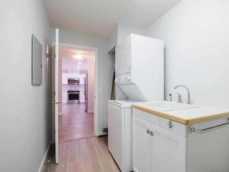 207-33728 King, Abbotsford, BC, V2S 8J4 - 33