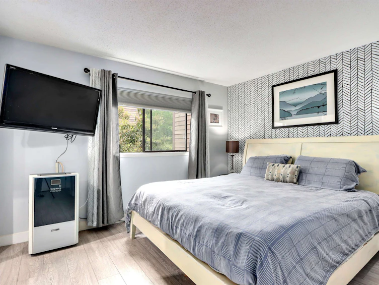 3301 Mountain Highway, North Vancouver, BC, V7K 2H4 - 2