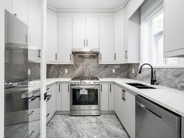 9382 156 Street, Surrey, BC, V3R 4L2 - 9