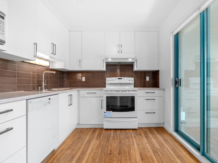 301-1555 Eastern Avenue, North Vancouver, BC, V7L 3G2 - 3