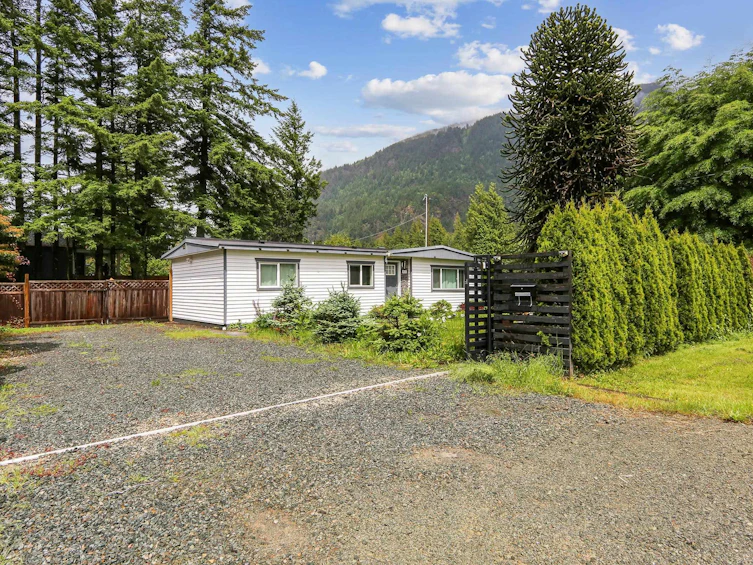411 Emerald Avenue, Harrison Hot Springs, BC, V0M 1K0 - 2