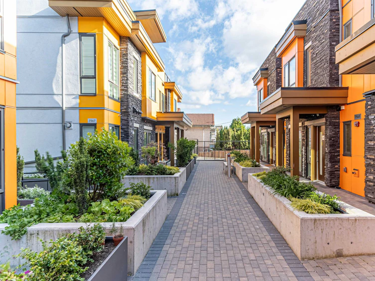 24-7565 Oak Street, Vancouver, BC, V6P 4A4 - 3