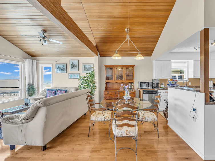 15187 Victoria Avenue, Surrey, BC, V4B 1G5 - 15