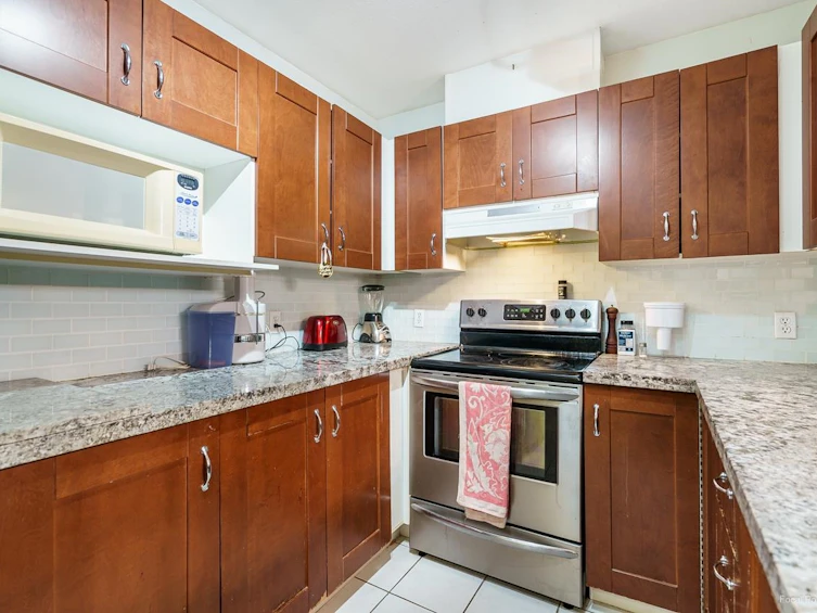 206-9767 140 Street, Surrey, BC, V3T 5S4 - 13