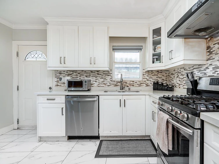3796 Peter Street, Burnaby, BC, V5J 1N4 - 9
