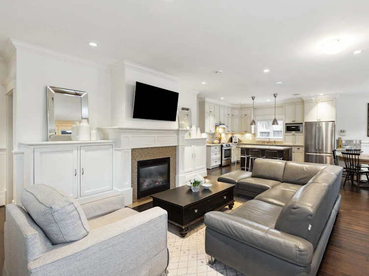 310 West 14 Street, North Vancouver, BC, V7M 1P6 - 2