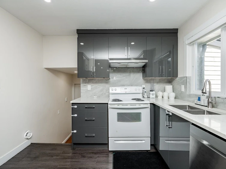 13236 66a Avenue, Surrey, BC, V3W 8E3 - 11