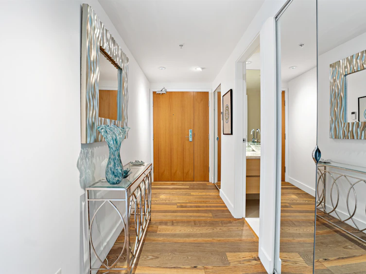 2203-8 Smithe Mews, Vancouver, BC, V6B 0A5 - 2