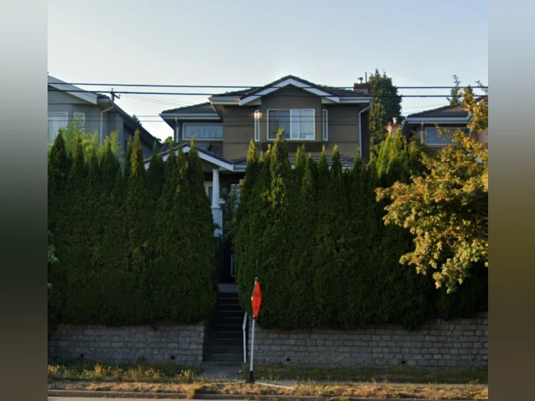 2945 E Broadway, Vancouver, BC, V5M 1Z2
