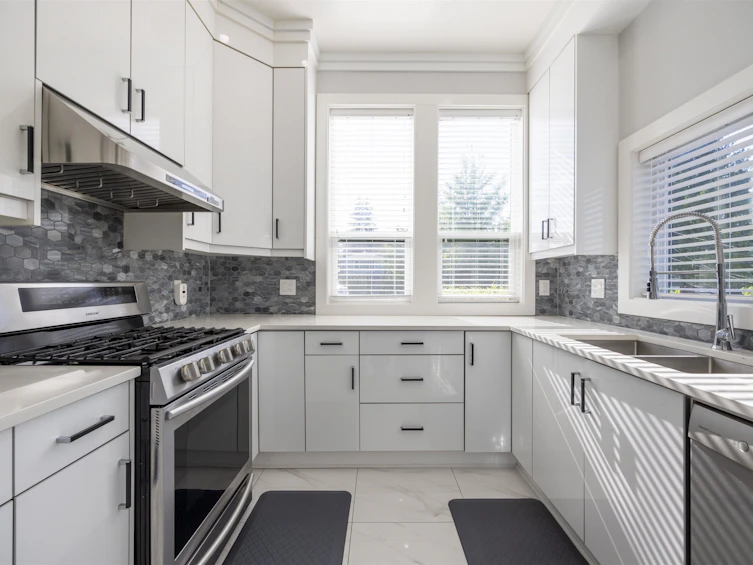 2 N Fell Avenue, Burnaby, BC, V5B 1L2 - 8