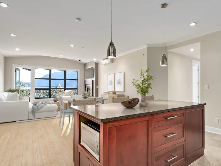 202-6688 Royal Avenue, West Vancouver, BC, V7W 2B8 - 4