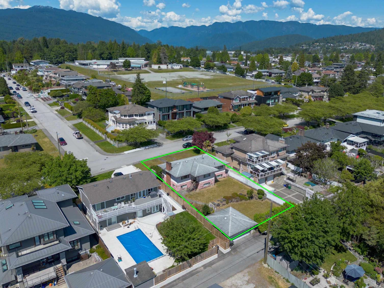 5832 Charles Street, Burnaby, BC, V5B 2G4 - 5