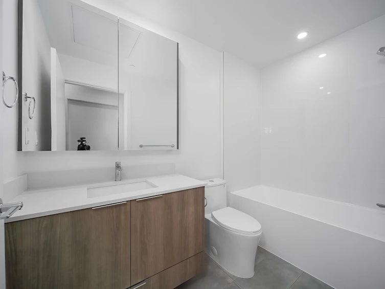 423-13968 Laurel Drive, Surrey, BC, V3T 0S9 - 11