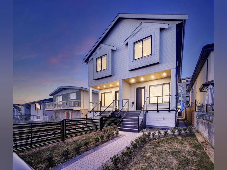 3041 School Avenue, Vancouver, BC, V5R 5M6 - 3