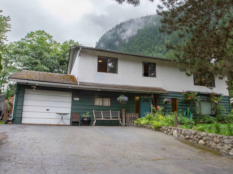 2035 Spruce Drive, Squamish, BC, V8B 0W8