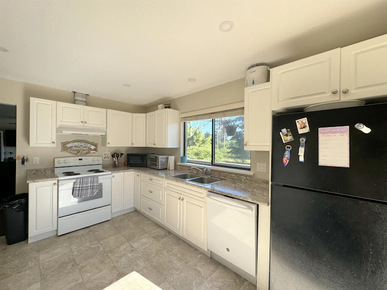 5764 Neptune Road, Sechelt, BC, V0N 3A0 - 2