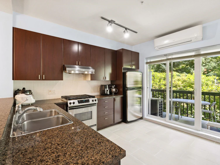 8-6878 Southpoint Drive, Burnaby, BC, V3N 5E4 - 9