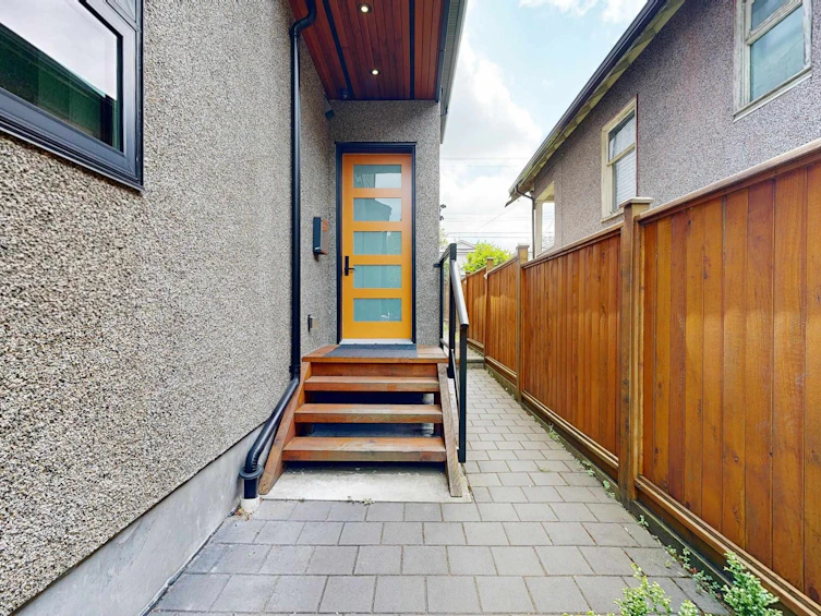 956 E 10th Avenue, Vancouver, BC, V5T 2B2 - 18