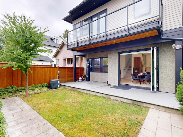 956 E 10th Avenue, Vancouver, BC, V5T 2B2 - 2