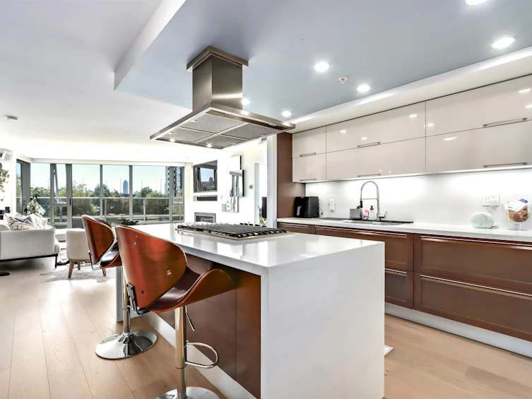 303-8 Smithe Mews, Vancouver, BC, V6B 0A5
