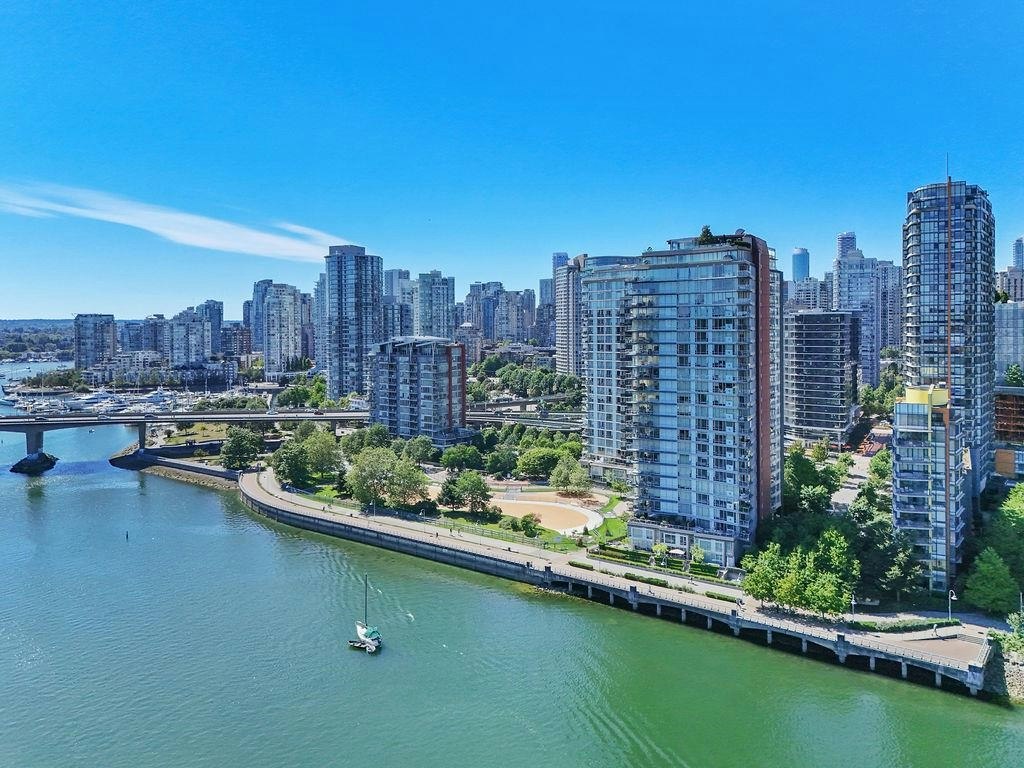 103-8 Smithe Mews, Vancouver, BC, V6B 0A5