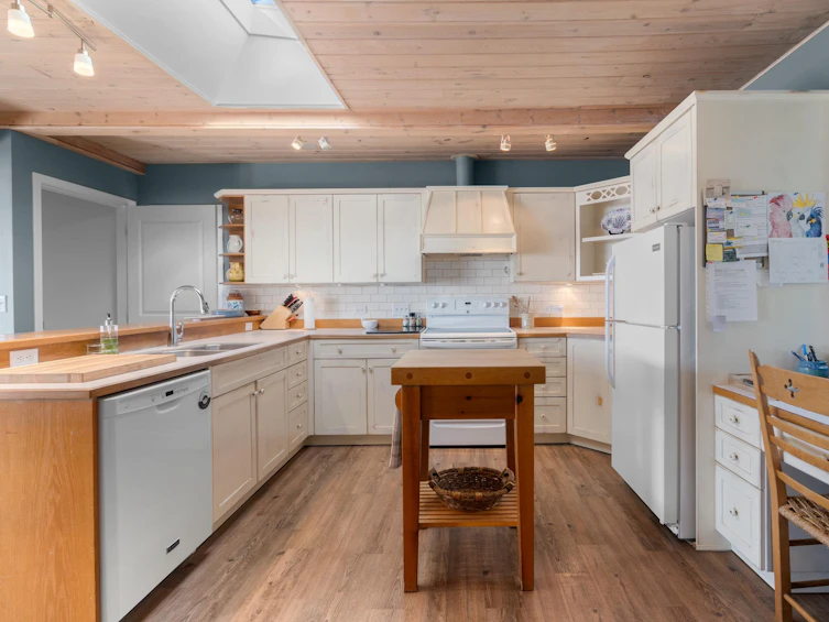 584 Holdings Road, Bowen Island, BC, V0N 1G2 - 11