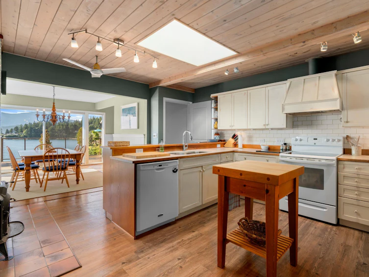 584 Holdings Road, Bowen Island, BC, V0N 1G2 - 12