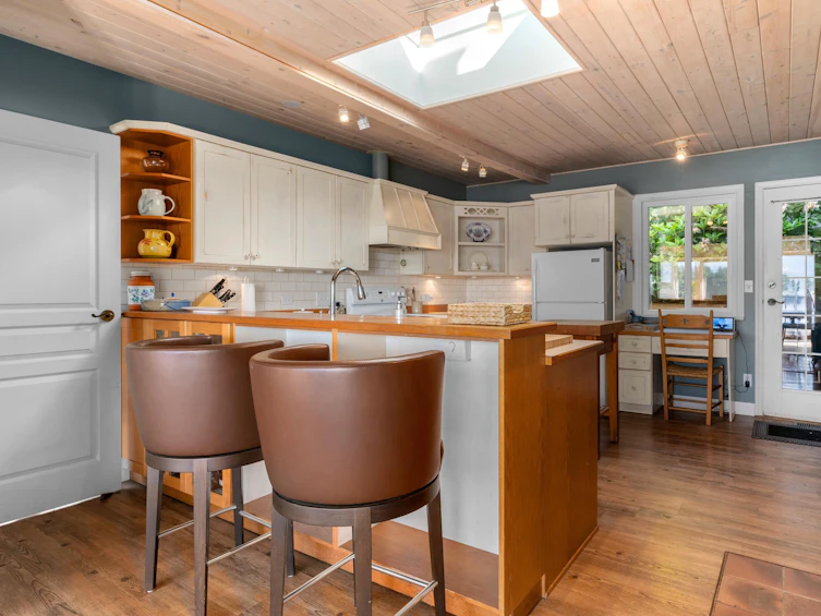 584 Holdings Road, Bowen Island, BC, V0N 1G2 - 13