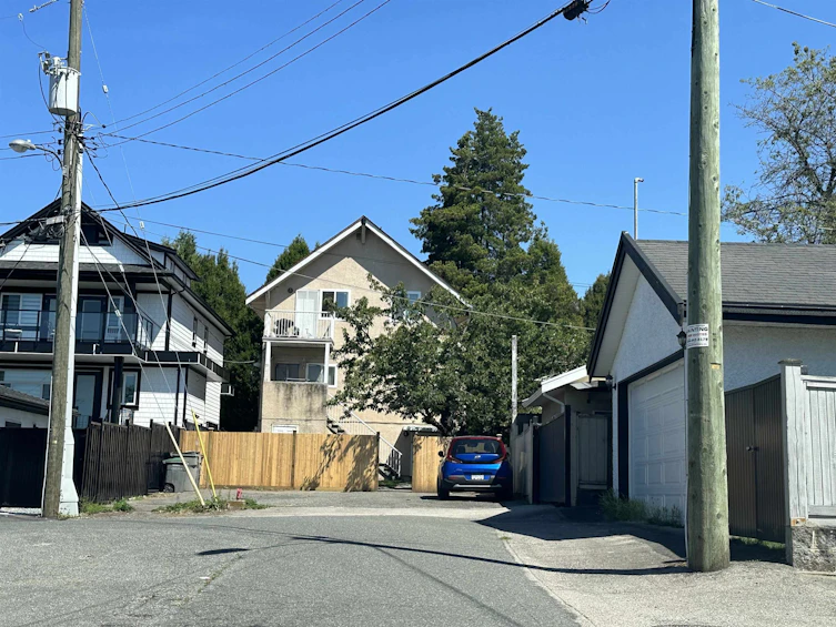 594 E 49th Avenue, Vancouver, BC, V5W 2G9 - 3