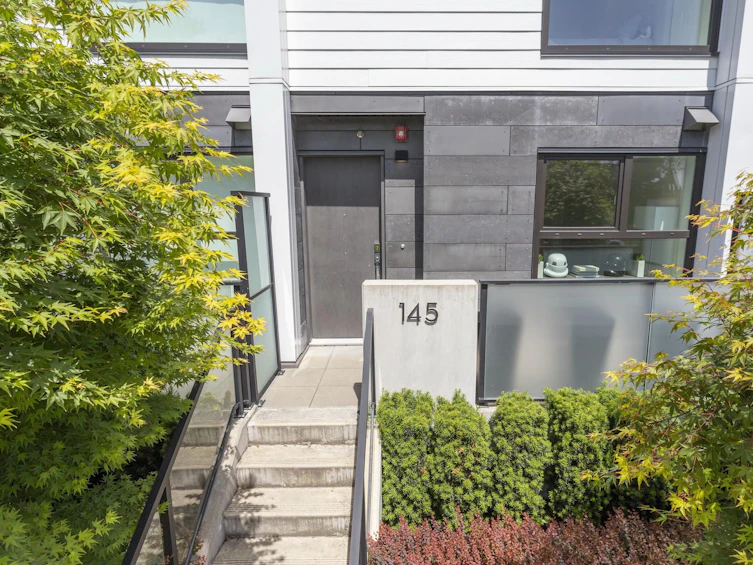 145 West 41st Avenue, Vancouver, BC, V5Y 0N1 - 2