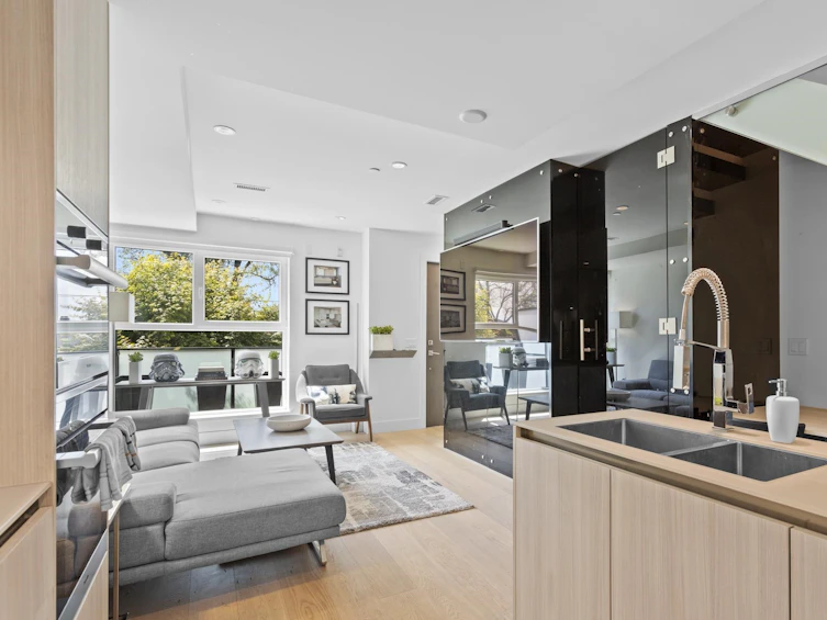 145 West 41st Avenue, Vancouver, BC, V5Y 0N1 - 8
