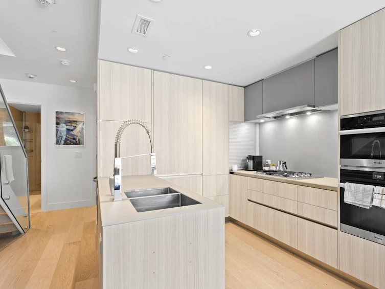 145 West 41st Avenue, Vancouver, BC, V5Y 0N1 - 9