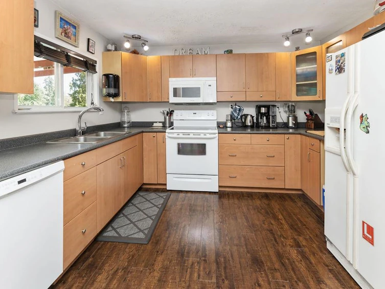 1058 Fairview Road, Gibsons, BC, V0N 1V3 - 7