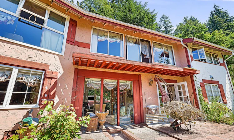 35 Lions Bay Avenue