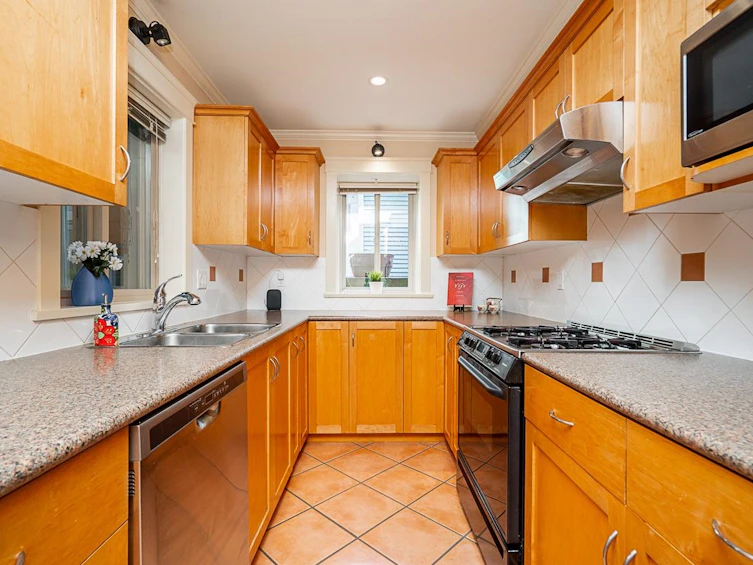 2311 W 8th Avenue, Vancouver, BC, V6K 2A8 - 12